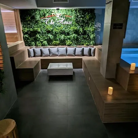 с люлка и гледка в The House с термална зона *